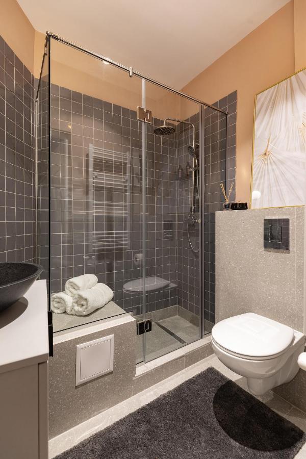 Qult - Orient Express Apartman Bukarest Kültér fotó
